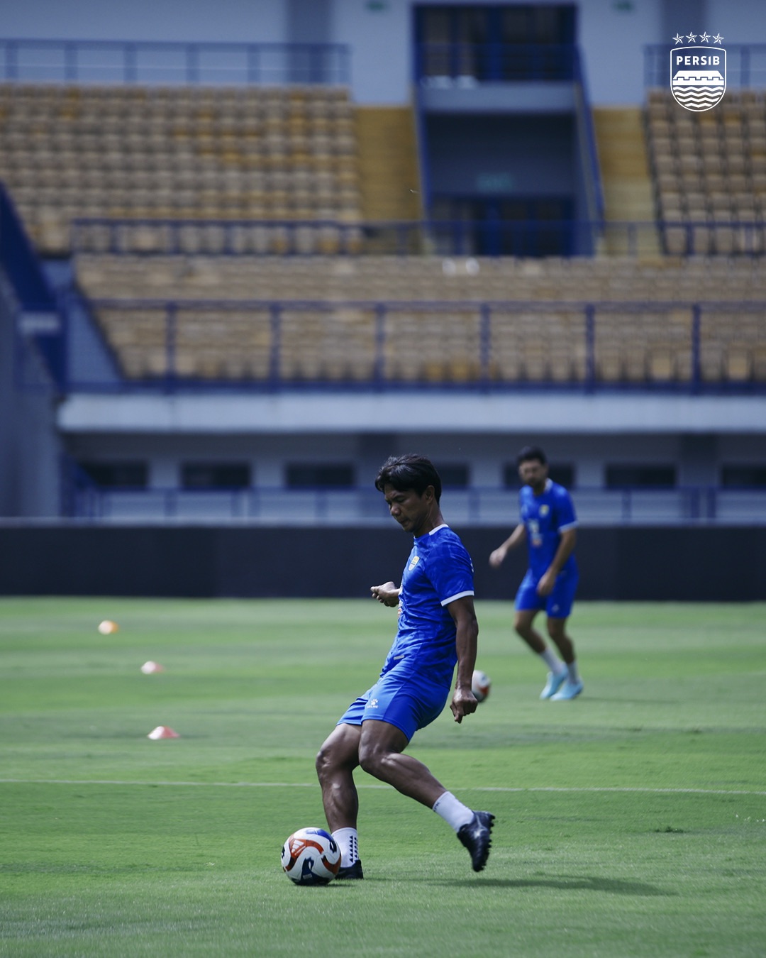 Sesi latihan Persib Bandung jelang laga menghadapi Borneo FC dalam pertandingan ke-4 BRI Super League 2025/2026 yang sempat tertunda.