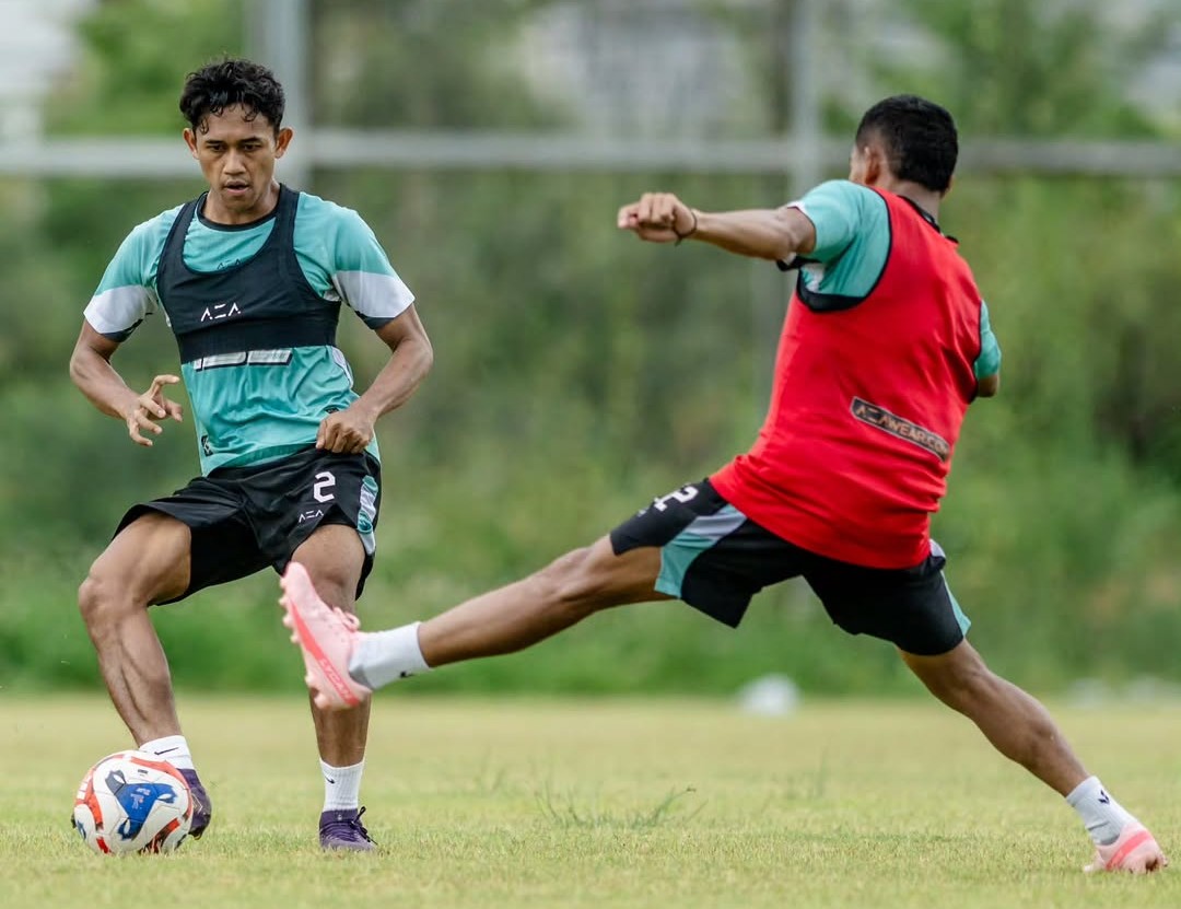 Sesi latihan Persebaya jelang laga menghadapi PSM Makassar dalam pertandingan ke-4 BRI Super League yang sempat tertunda.