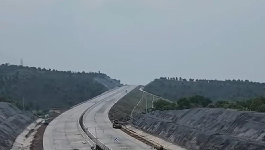 Ruas tol Prosiwangi/ doc Khoirul Rizal
