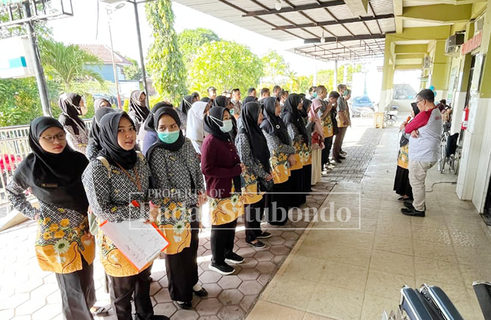 ACARA RUTIN: Karyawan Mitra Sehat Situbondo apel pagi dipimpin Owner Rumah Sakit Mitra Sehat Situbondo, H. Imam Hidayat, S.Kep., Ners., M.Kes, Minggu (7/12).