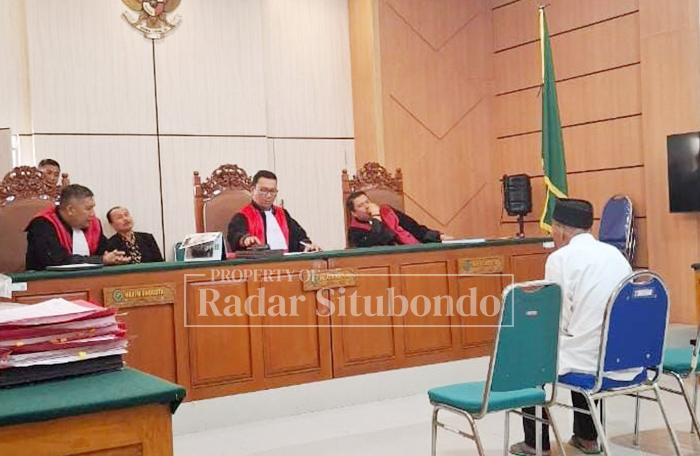 SIDANG TUNTUTAN: Masir, 75, warga Dusun Sekar Putih, Desa Sumberanyar, Kecamatan Banyuputih, meghadiri sidang tuntututan di Pengadilan Negeri (PN) Situbondo, pekan lalu (4/12).