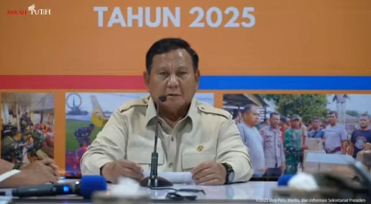 Presiden Prabowo Subianto memimpin rapat koordinasi terkait penanganan bencana di Banda Aceh, pada Minggu (7/12).