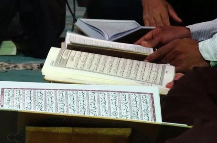 Ilustrasi membaca Al-Qur