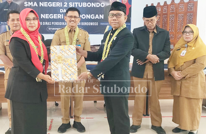 SERAH TERIMA JABATAN: Kepala SMAN 1 Kapongan Nikmatil Hasanah menyerahkan dokumen sekolah kepada Saiful Bahri Kepala Sekolah yang baru, Selasa (9/12)