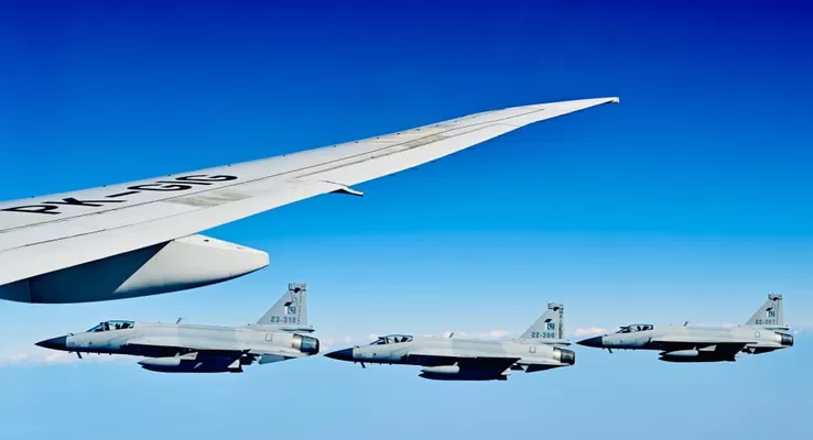 Momen pesawat Prabowo dikawal 6 Jet JF-17 Thunder saat kunjungi Pakistan (8/12).