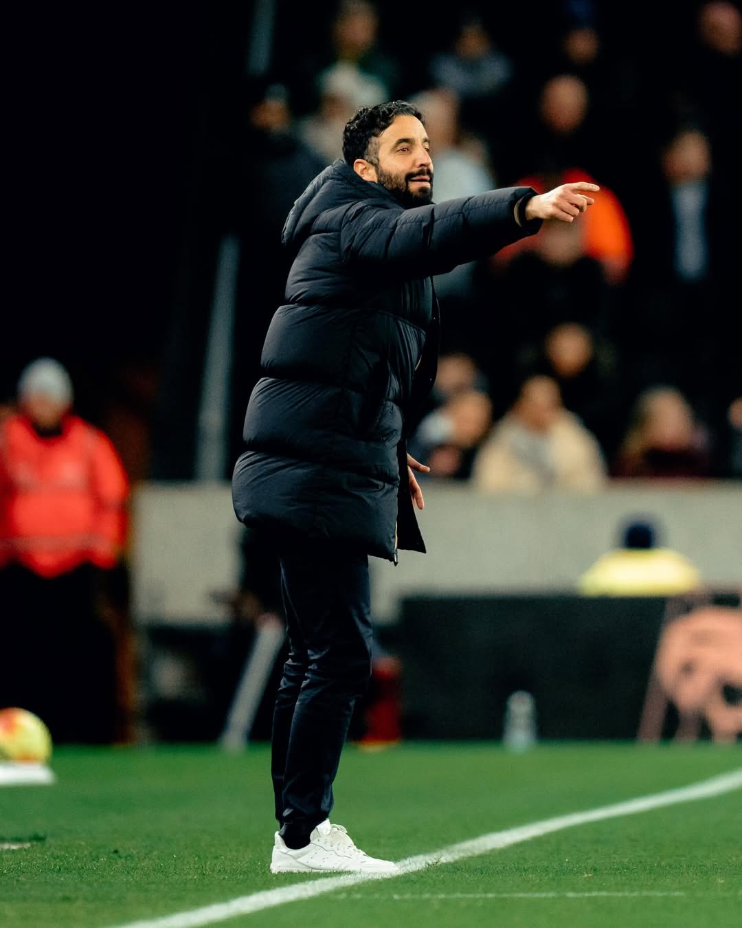 Ruben Amorim memberikan arahan kepada pemain Man United saat melawan Wolves di pekan ke-15 Premier League 2025/2026.