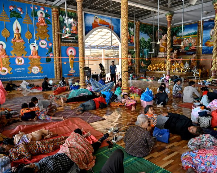 Warga mengungsi di sebuah kuil dampak perang Thailand dan Kamboja (9/12).