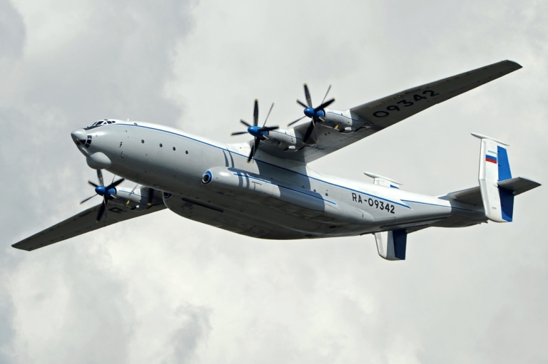 Pesawat militer Rusia Antonov An-22.