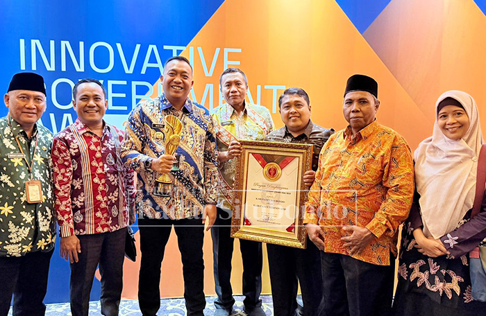 DAPAT PENGHARGAAN: Bupati Situbondo Yusuf Rio Wahyu Prayogo dua dari kiri, bersama sejumlah kepala Organisasi Perangkat Daerah (OPD) Situbondo lainnya, di jakarta.