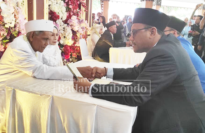 SAH!: Penghulu mengakad Nikah Ahman, 65 dan Jumaani, 55 dalam kegiatan Nikah Masal di pendapa Rakyat Situbondo, Rabu (10/12).