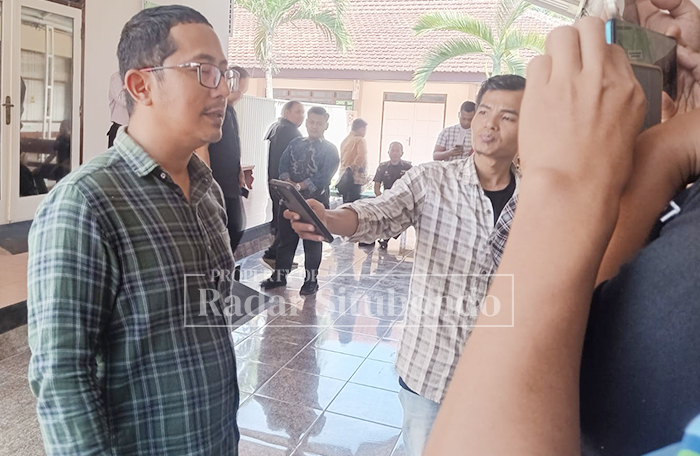 KONFERENSI PERS: Kasi Intel Kejaksaan Negeri (Kejari) Situbondo, Huda Hazamal, dikonfirmasi sejumlah jurnalis di Pengadilan Negeri (PN) Situbondo, Kamis (11/12).