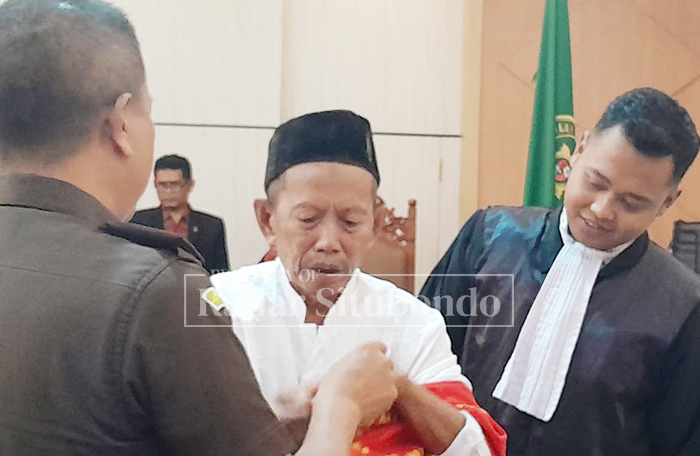 SIDANG PEMBELAAAN: Masir, 71, warga Dusun Sekar Putih, Desa Sumberanyar, Kecamatan Banyuputih, menghadiri sidang pembelaan di Pengadilan Negeri (PN) Situbondo, kamis (11/12).