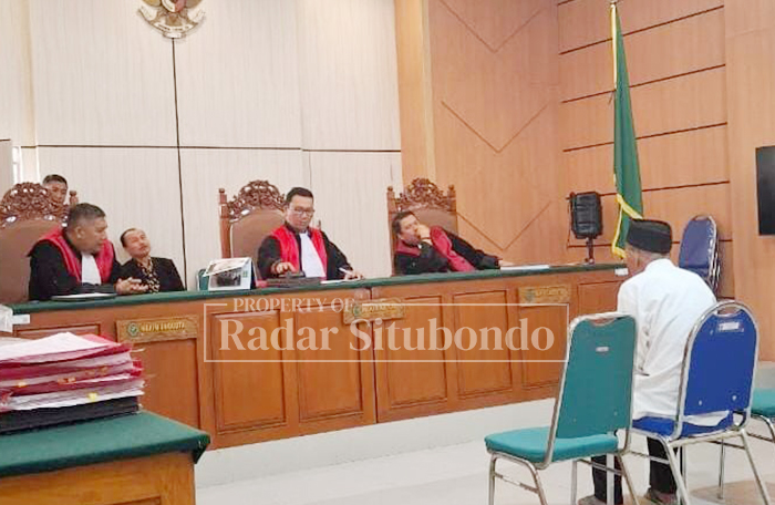 SIDANG TUNTUTAN: Masir, 75, warga Dusun Sekar Putih, Desa Sumberanyar, Kecamatan Banyuputih, meghadiri sidang tuntututan di Pengadilan Negeri (PN) Situbondo, pekan lalu (4/12).