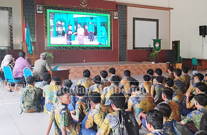 KARYA SISWA : Siswa-siswi, guru dan tenaga kependidikan SMAN 1 Panji nonton bareng film dokumen hasil karya siswa di aula SMAJI, Senin (10/12).