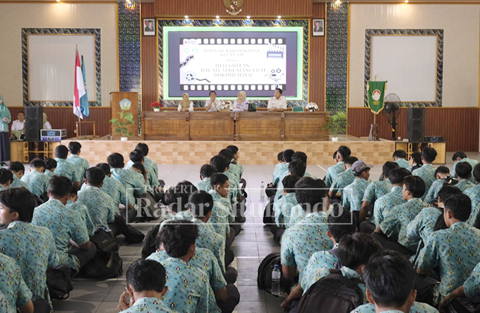 KARYA SISWA : Siswa-siswi, guru dan tenaga kependidikan SMAN 1 Panji nonton bareng film dokumen hasil karya siswa di aula SMAJI, Senin (10/12).