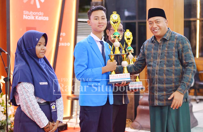 PIALA BUPATI: Mas Rio menyerahkan hadiah kepada Juara Satu lomba-lomba yang digelar oleh Dewan Kesenian Situbondo (DKS) Kamis malam (11/12).