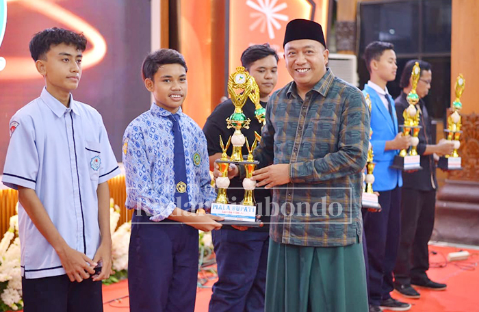 PIALA BUPATI: Mas Rio menyerahkan hadiah kepada Juara Satu lomba-lomba yang digelar oleh Dewan Kesenian Situbondo (DKS) Kamis malam (11/12).