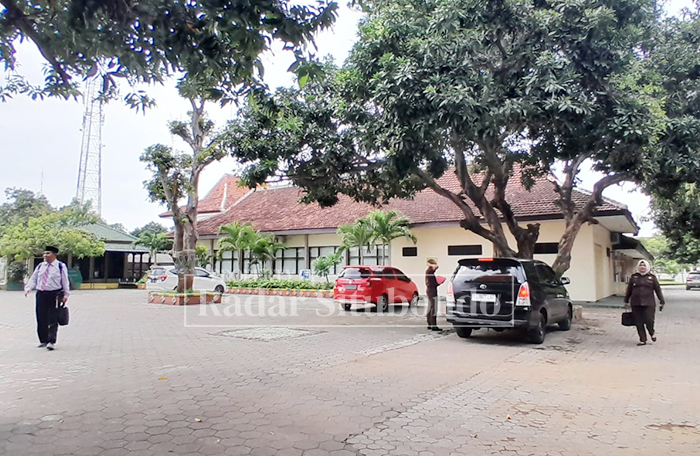 USAI SIDANG: Sejumlah anggota Kejaksaan Negeri (Kejari) Situbondo hendak pulang usai mengikuti sidang di Pengadilan Negeri (PN) Situbondo.