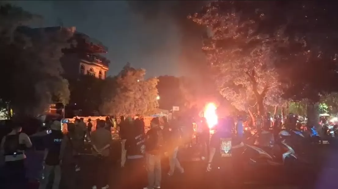 Sejumlah warung di Kalibata, Jakarta Selatan dibakar usai insiden tewasnya matel (11/12).