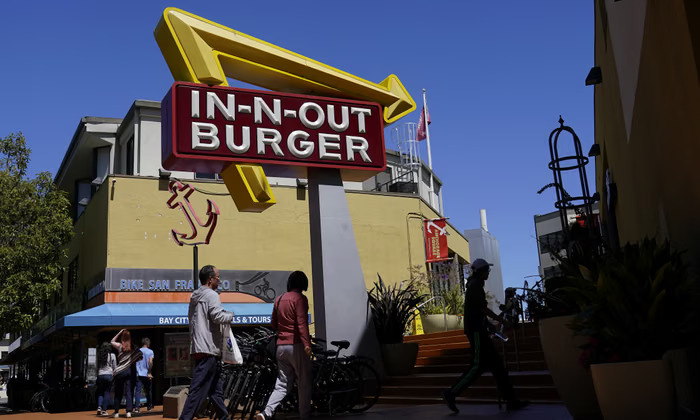 In-N-Out Burger mencabut angka 67 dari urutan pesanan.
