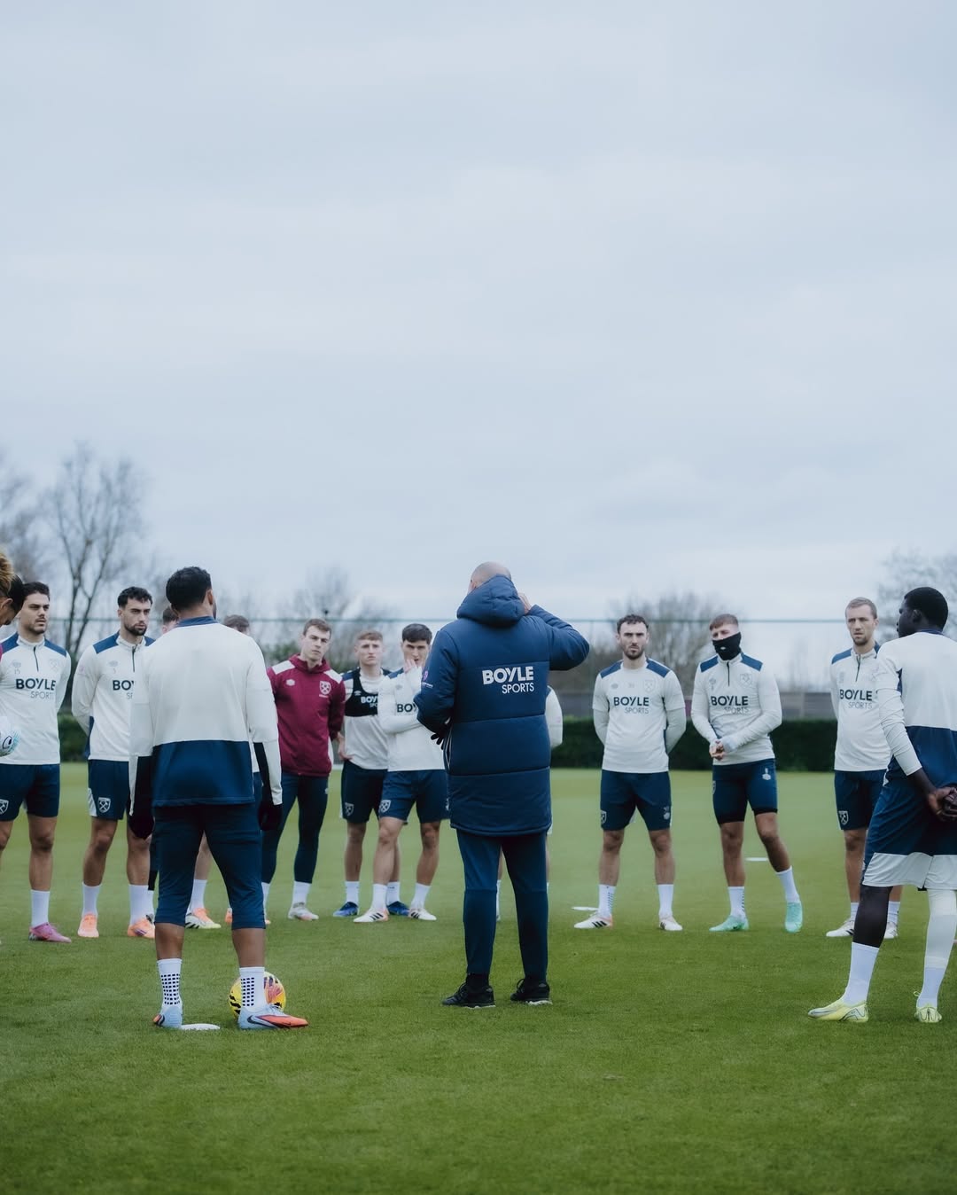 Sesi latihan West Ham sebelum menjamu Aston Villa di pekan ke-16 Premier League 2025/2026.