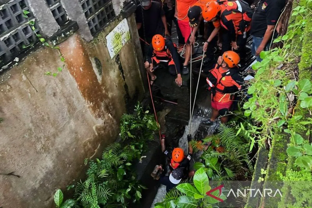 Gabungan petugas BPBD dan Polres Badung melakukan evakuasi kepada korban WNA di Jalan Krisnantara, Desa Tibubeneng, Kecamatan Kuta Utara, Badung, Bali (14/12).