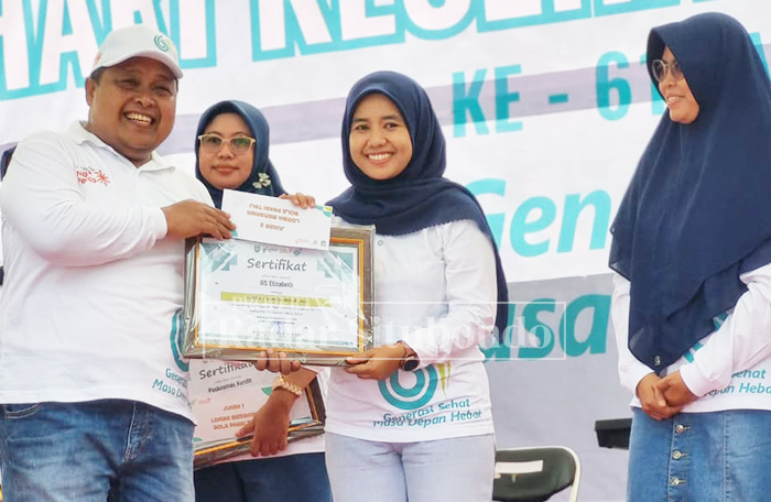MOMEN BAHAGIA: Karyawan rumah sakit Elizabeth (tiga dari kiri) mendapat penghargaan dari Kadinkes Situbondo, dalam acara Hari Kesehatan Nasional (HKN) di Wisata Pasir Pitih, Sabtu lalu.