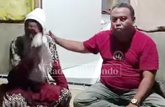 PEDULI KAKEK MASIR: Erfan salah satu warga menjenguk istri kakek Masir, 71, warga Dusun Sekarputih, Desa Sumberanyar, Kecamatan Banyuputih, Jumat lalu (12/12).