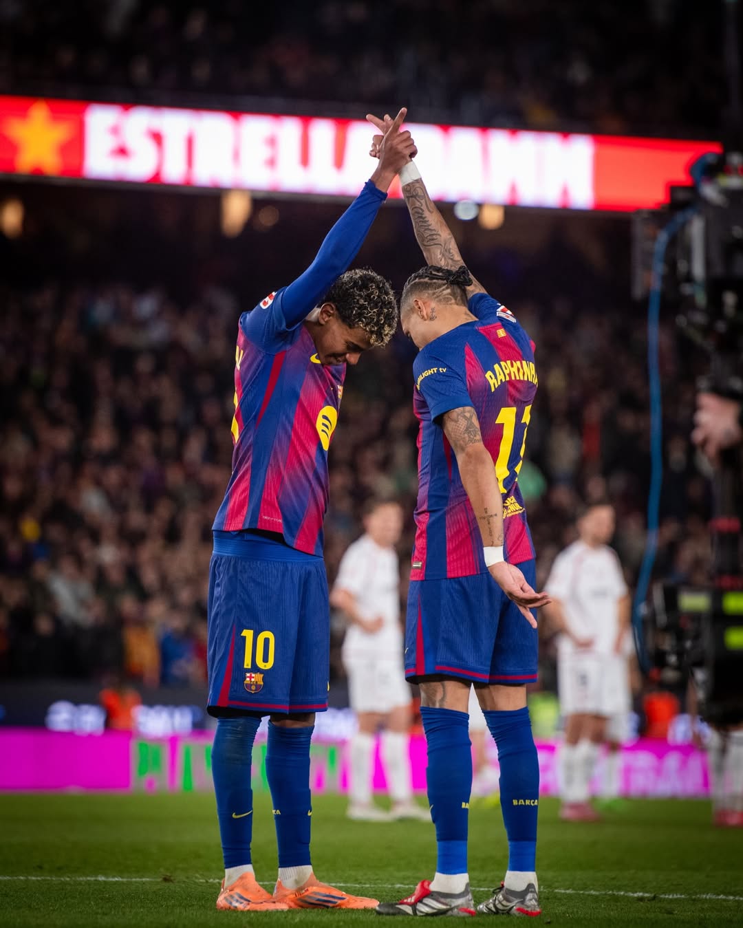 Selebrasi Yamal dan Raphinha (14/12).