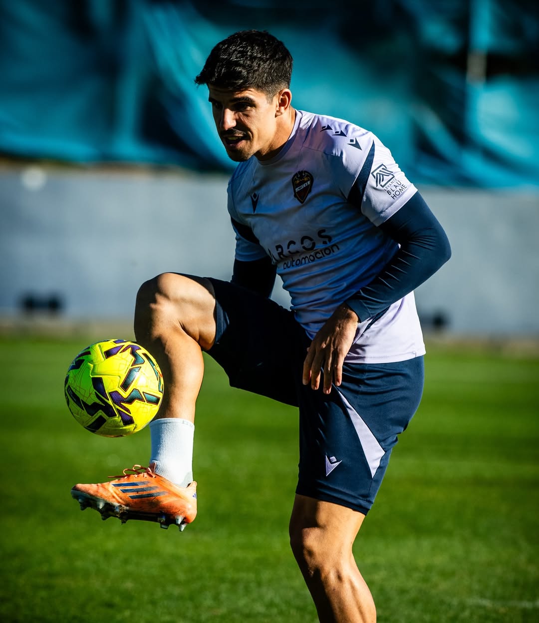 Sesi latihan Levante jelang laga menghadapi Villarreal di pekan ke-16 La Liga 2025/2026 (15/12).