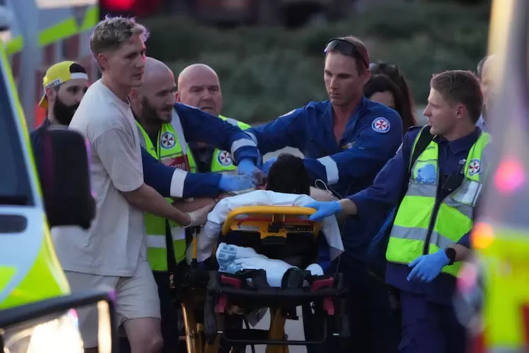 Evakuasi seorang korban penembakan di Pantai Bondi (14/12).