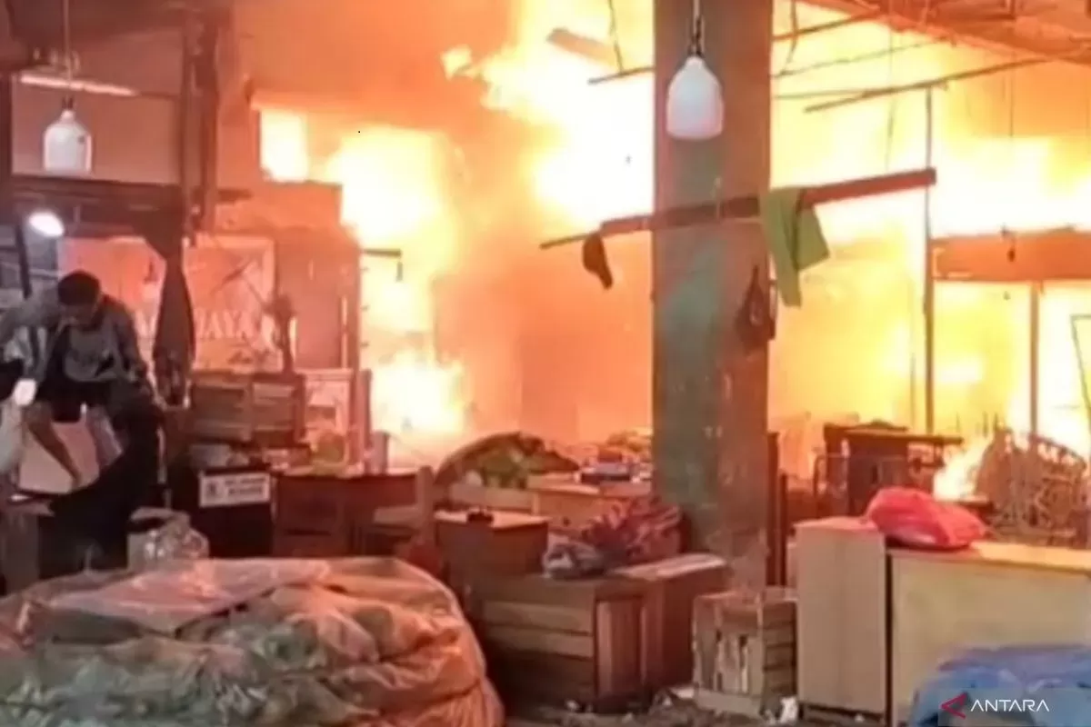 Kebakaran melanda pasar induk Kramat Jati (15/12).