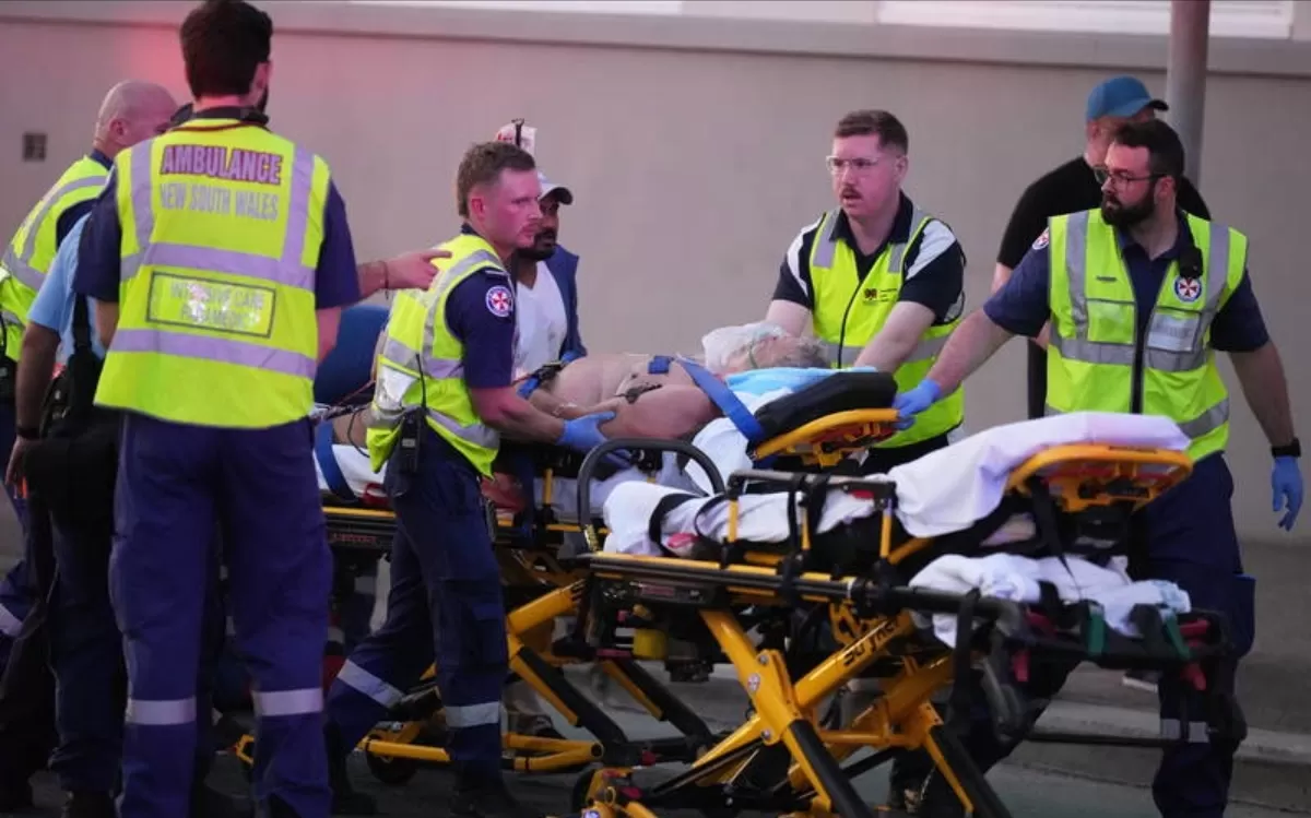 Evakuasi korban penembakan di Pantai Bondi pada Minggu (14/12).