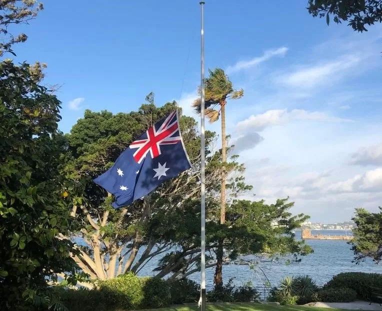 Ilustrasi bendera Australia setengah tiang.