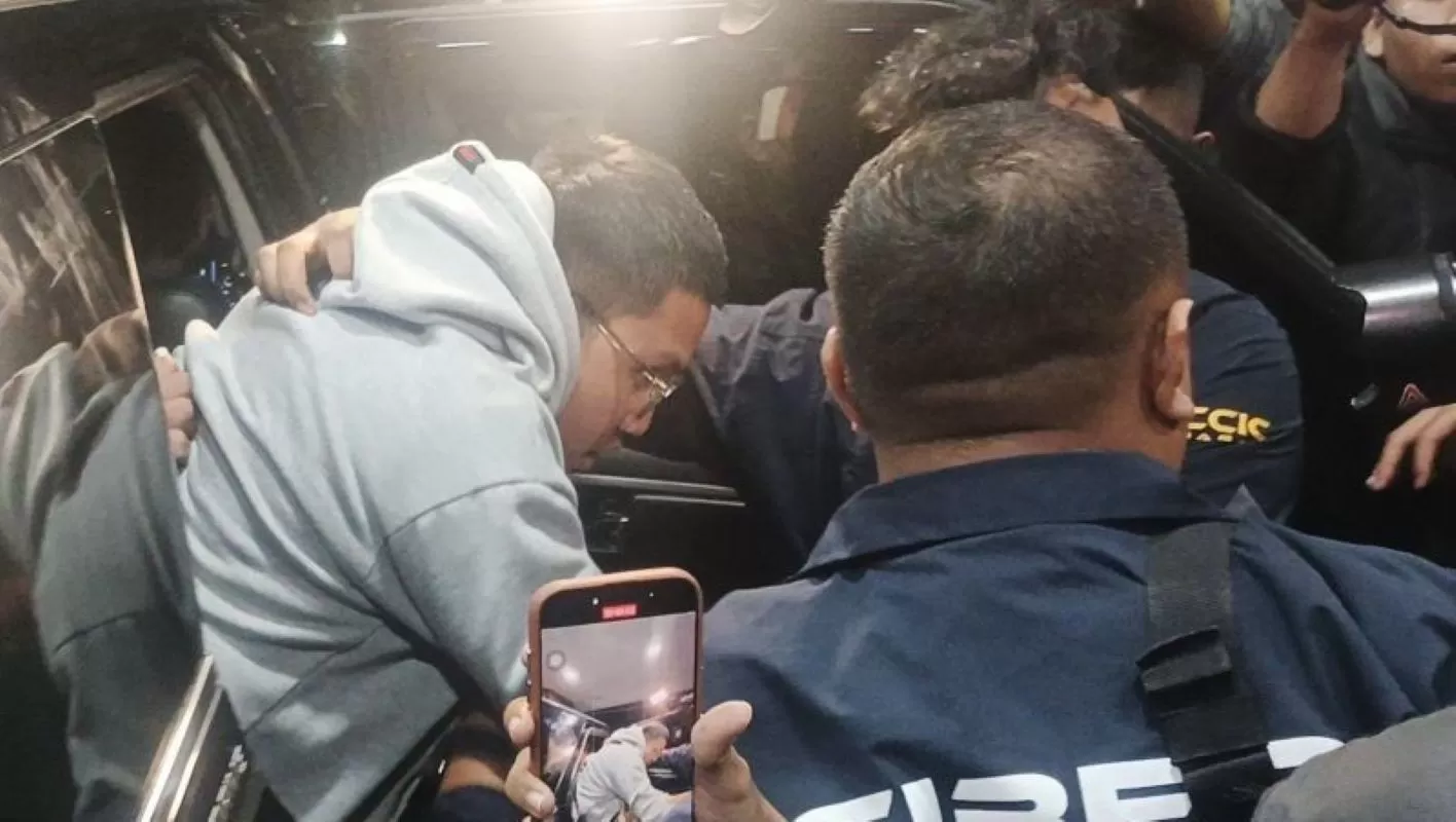 Adimas Firdaus alias Resbob tiba di Mapolda Jawa Barat.