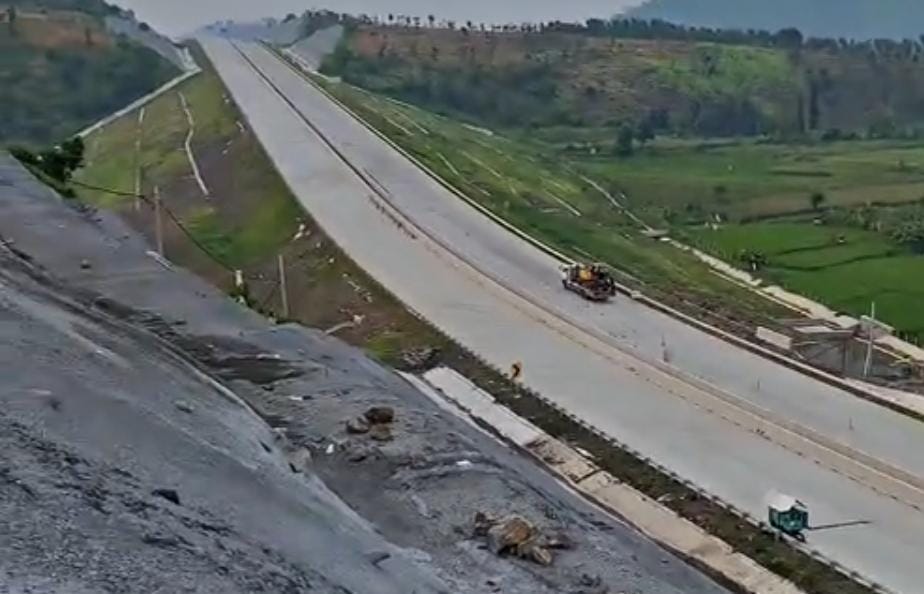 Ruas jalan tol Prosiwangi/ doc Khoirul Rizal