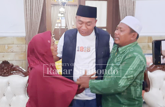 MENGADU: Keluarga Masir bertemu dengan Bupati Situbondo, Mas Rio untuk membebaskan Massir di Pendapa Rakyat Situbondo, Senin (15/12) malam.