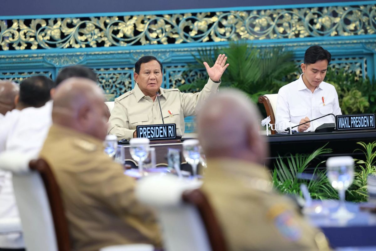 Presiden Prabowo Subianto saat memberikan arahan kepada para kepala daerah se-Papua dan Komite Eksekutif Percepatan Pembangunan Otonomi Khusu Papua di Istana Merdeka, Selasa (16/12).