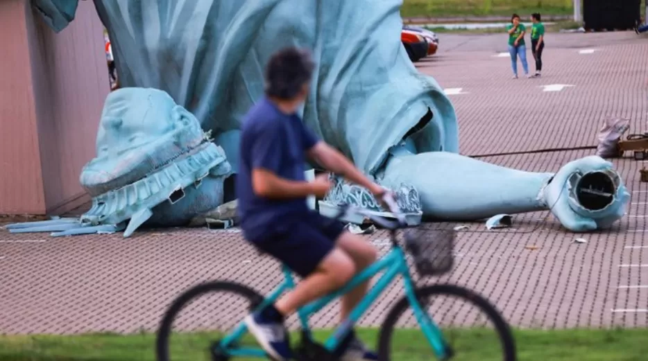 Patung replika Liberty di Brasil roboh karena terkena angin kencang pada Senin (15/12).