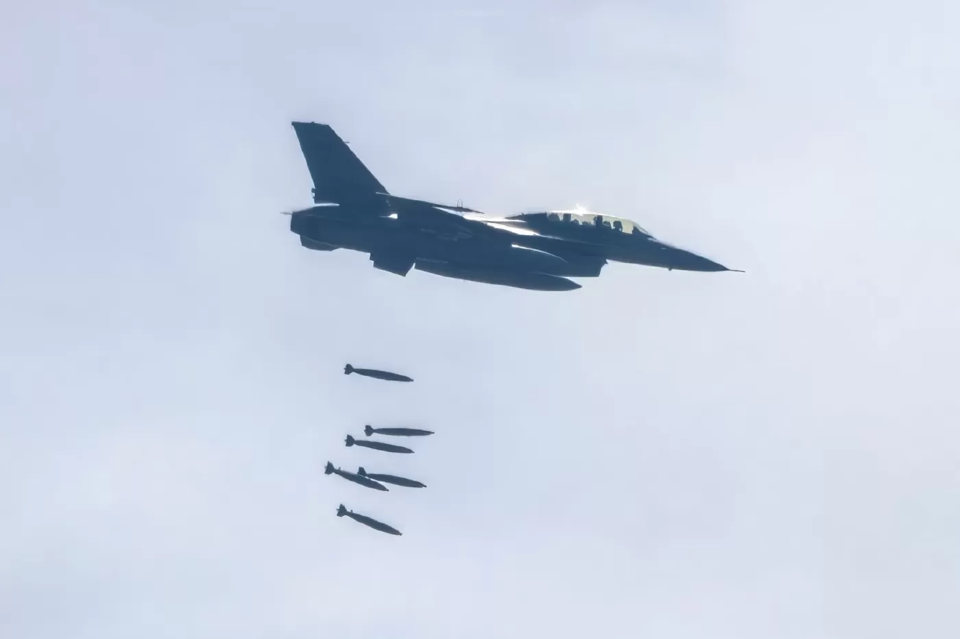 Jet Tempur  F-16 Thailand menjatuhkan bom ke arah perbatasan Kamboja pada Kamis (24/7).
