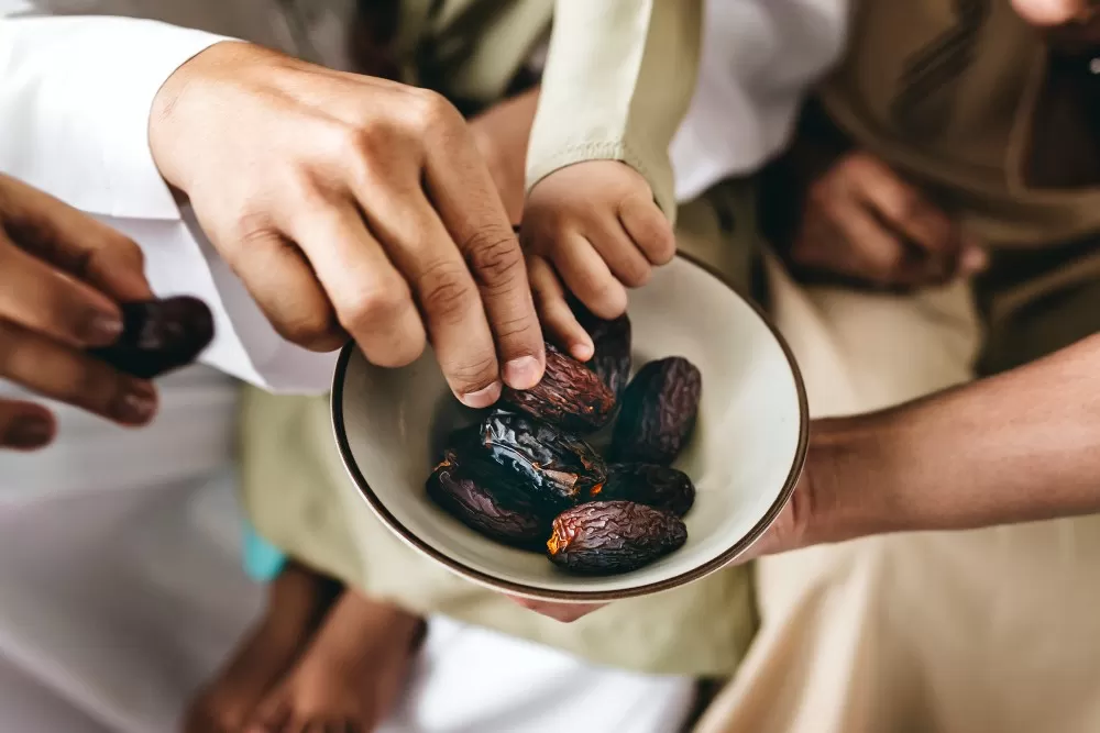 Ilustrasi berbuka puasa dengan kurma.