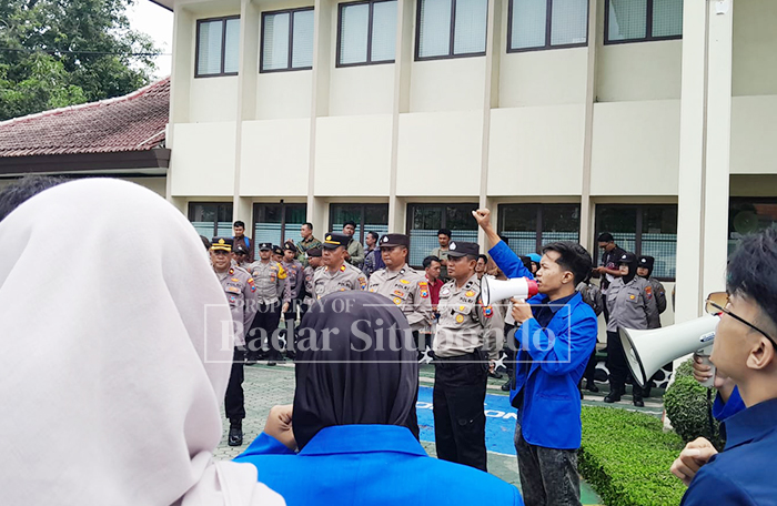 AKTIVIS PERGERAKAN: Puluhan anggota Pergerakan Mahasiswa Islam Indonesia (PMII) menggelar aksi damai di halaman Pengadilan Negeri (PN) Situbondo, Kamis (18/12).