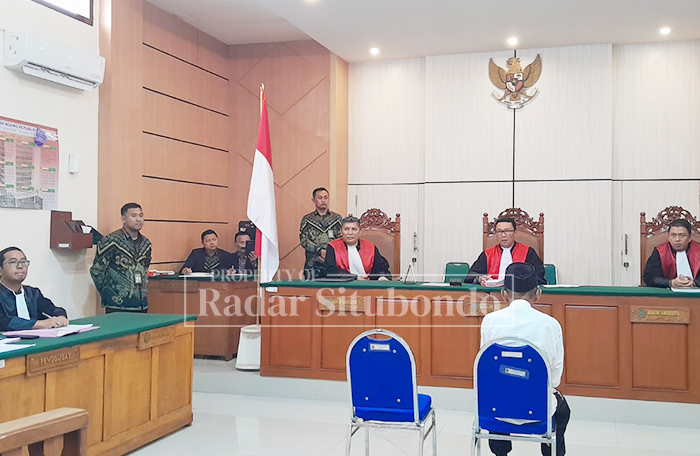 BERHARAP KEAJAIBAN: Istri kakek Masir dan dua putranya menangis di depan ruang sidang Pengadilan Negeri (PN) Situbondo, kamis (18/12).