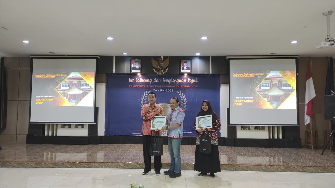 Sekretaris Dewan Situbondo, Drs Nugroho M.Si menerima penghargaan dari Kantor Pelayanan Pajak (KPP) Pratama Situbondo sebagai wajib pajak dengan pembayaran pajak atas belanja APBD terbaik tahun 2025,