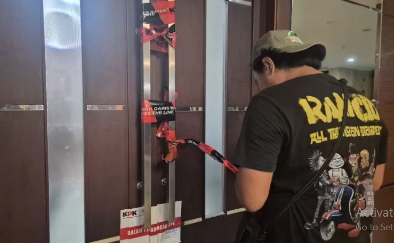 Pintu ruang kerja Bupati Bekasi disegel penyidik KPK, Kamis (18/12).
