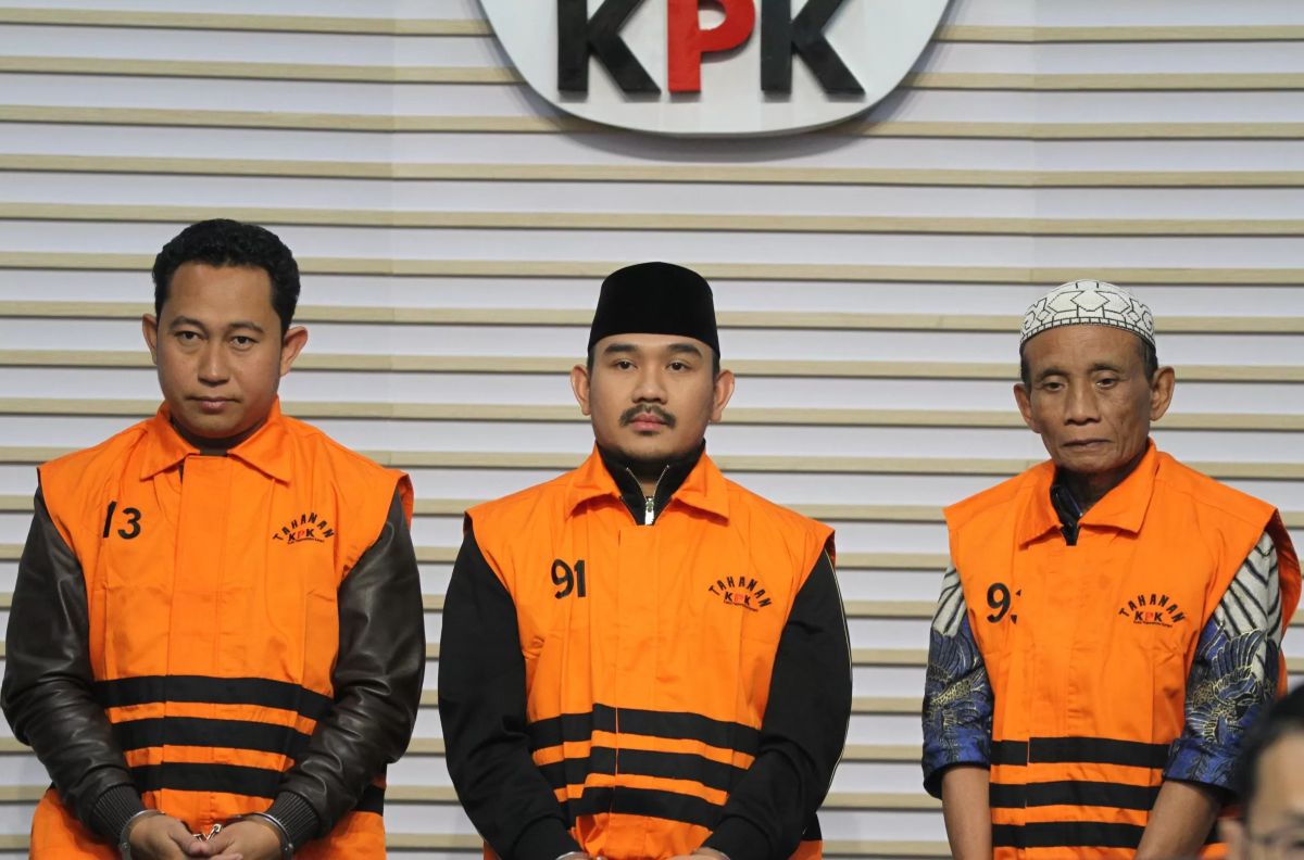 KPK menetapkan Bupati Bekasi Ade Kuswara (ADK) dan ayahnya ayahnya, HM Kunang (HMK) sebagai tersangka terkait dugaan suap.