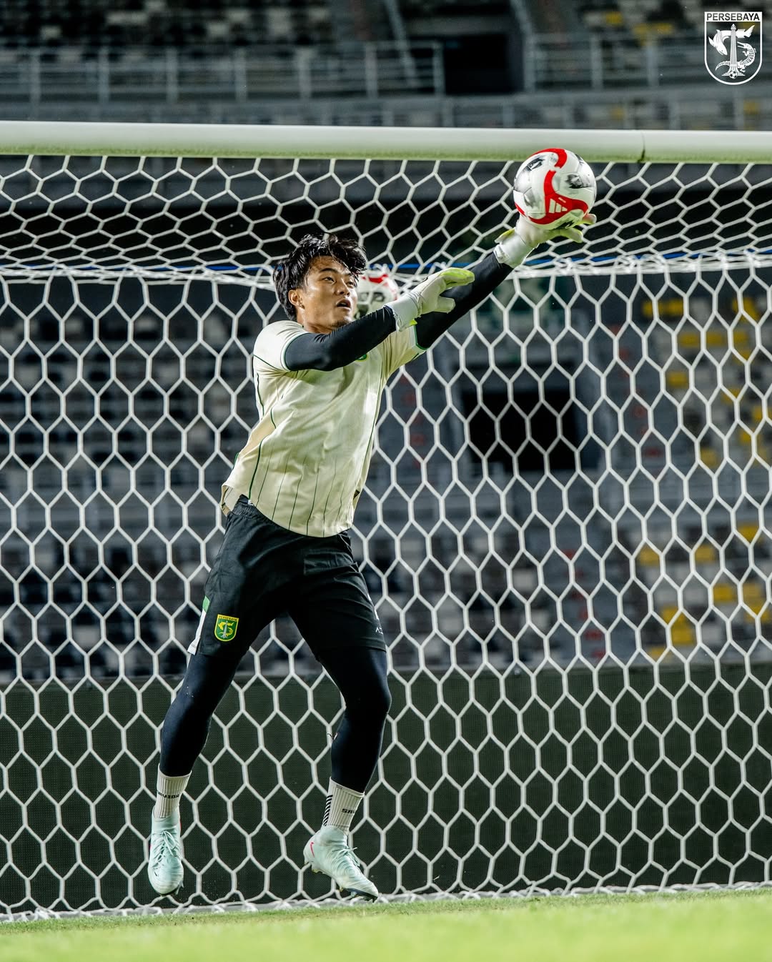 Sesi latihan Persebaya Surabaya jelang laga menghadapi Borneo FC di pekan ke-15 BRI Super League 2025/2026.