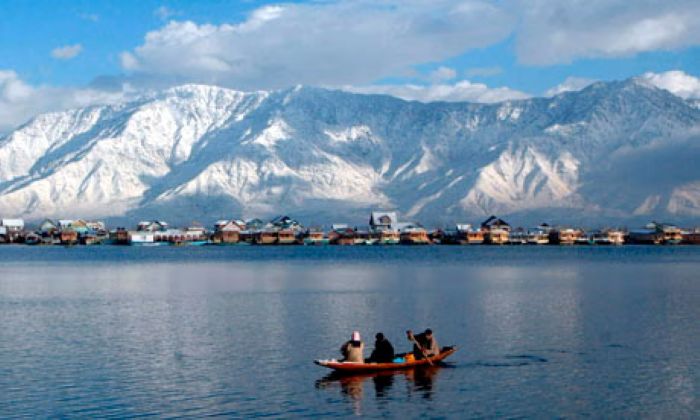 Musim dingin di Danau Dal di Srinagar, Kashmir.