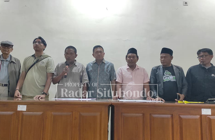 DEKLARSI PENOLAKAN: Para Serikat Buruh Pekerja di Situbondo menolak keputusan Gubernur Jatim Terkait Besaran UMK Situbondo, Kamis (25/12).