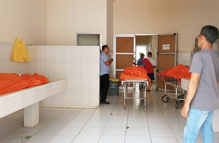 TRAGEDI MAUT: Tiga jenazah Mohammad Hasim, 58,  Suningsih, 38,  dan Umi Rahmania, 19, warga Desa Demung, Kecamatan Besuki, berada di kamar Jenazah RSUD Situbondo, Minggu (28/12).